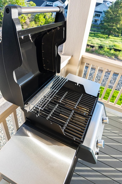 Photo brand new twoburner grill stationed on balcony