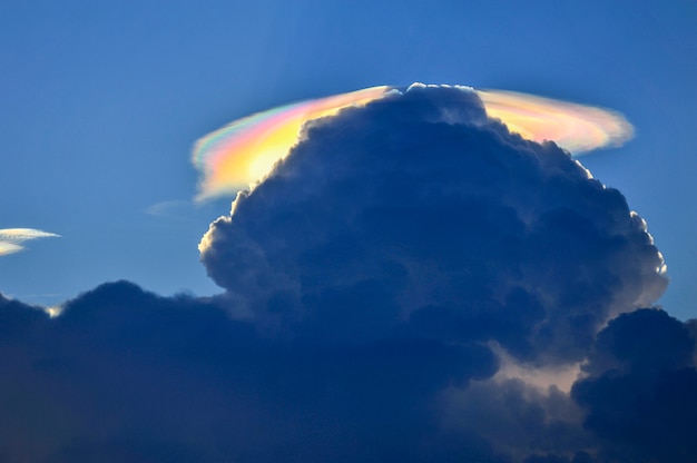 brand regenboogwolk fenomeen is een natuurlijk verschijnsel dat irisatie of irisatie wordt genoemd