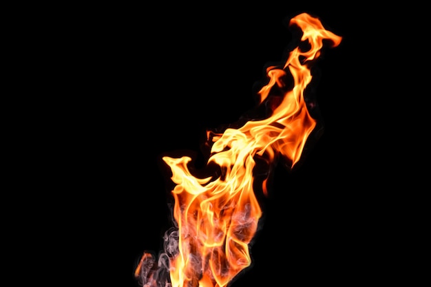 Brand, vlammen op een zwarte achtergrond isoleren. Concept vuur grill warmte weekend barbecue.