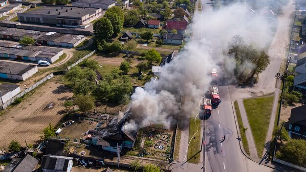 Brand woongebouw in de luchtfoto van de stad