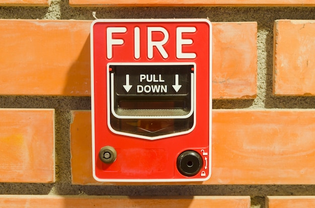 Brandalarmschakelaar voor het beveiligingssysteem in het gebouw.