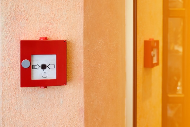 Brandalarmsysteem in rode doos geïnstalleerd op de muur van het gebouw.