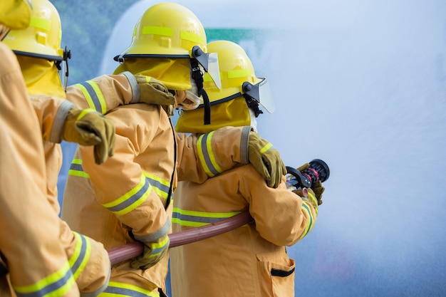 Brandbestrijder die voor een Brandaanval vechten