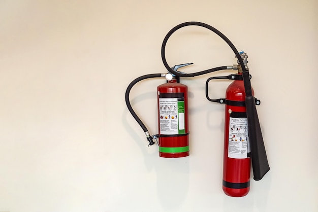 Brandblus- en benzinepompsysteem aan de muur Krachtige noodbrandblusapparatuur Brandvertragend Brandveilig