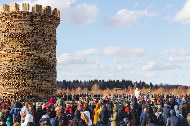 Branden van het fort van de Bastille. Prestaties onder de blote hemel. Franse Revolutiedag.