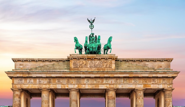 Foto porta di brandeburgo o brandenburger tor all'alba berlino germania