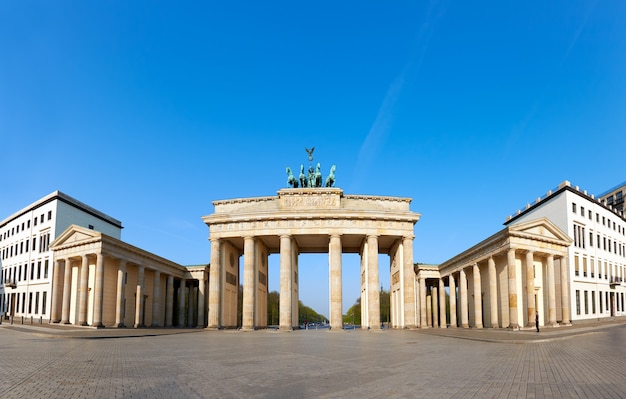 Brandenburger Tor in Berlijn, Duitsland, op een heldere dag met blauwe hemel