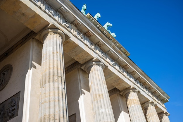 Brandenburger Tor In Berlijn Historisch symbool in Duitsland Heldere blauwe hemelachtergrond onder zicht