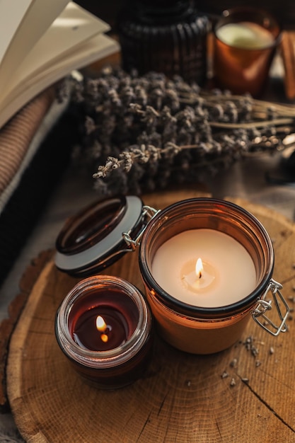 Brandend kaarsenboek en lavendel esthetische herfstfoto