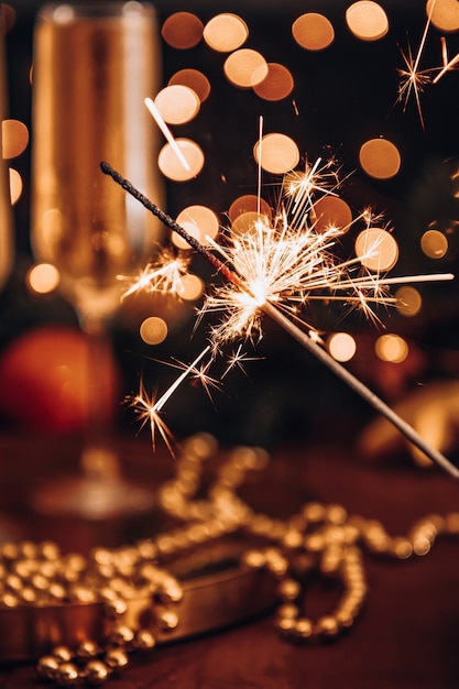 Foto brandend sterretje in een kerstsfeer 's nachts