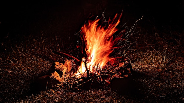 Brandend vuur in de nacht