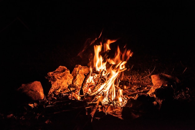 Brandend vuur in de nacht