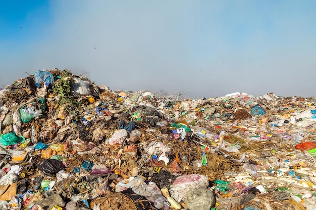 Foto brandende afvalstapels op stortplaatsen