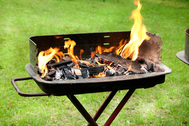 Foto brandende barbecue klaar om te koken