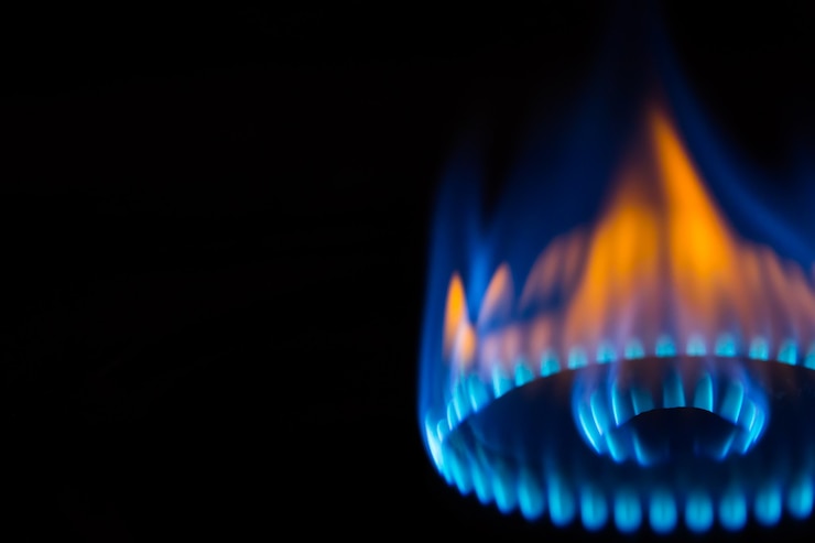 Foto brandende gasbrander in de duisternis