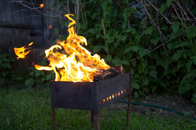 Foto brandende grill tegen de green