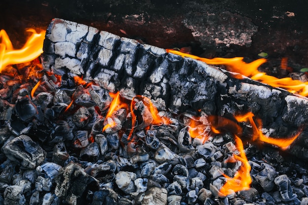 Brandende houtskool in het vuur voor barbecue