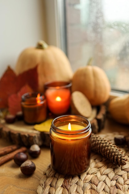 Brandende kaars en herfst decor home decor esthetiek