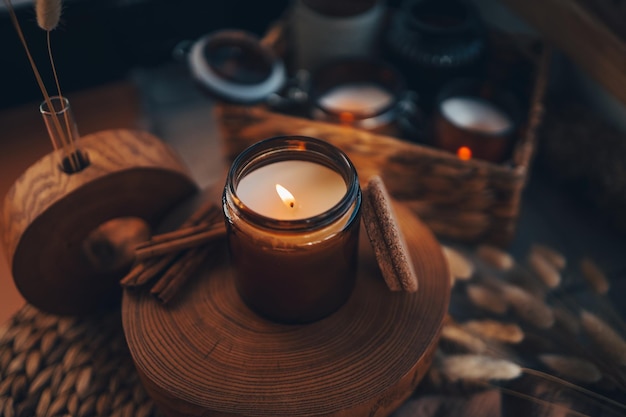 Brandende kaars in de esthetiek van het interieur