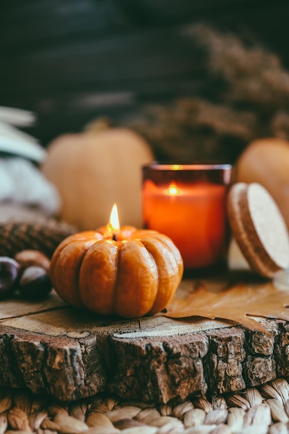 Brandende kaars in de vorm van een pompoen herfst esthetische stemming