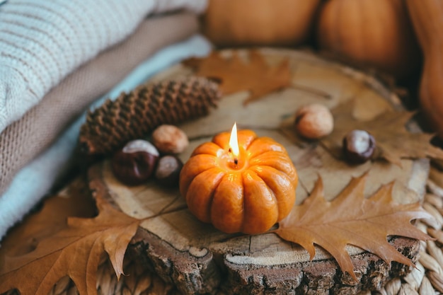 Brandende kaars in de vorm van een pompoen herfst esthetische stemming