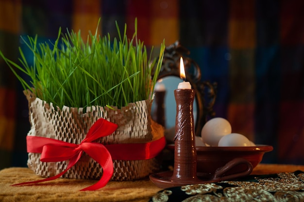 Brandende kaars op de feestelijke tafel nevruz