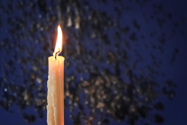 Brandende kaars op kleur achtergrond