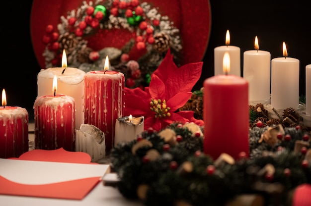 Brandende kaarsen en Kerstdecoratie op houten tafel