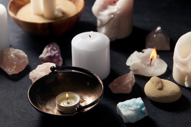 Brandende kaarsen en kristallen voor magisch ritueel.
