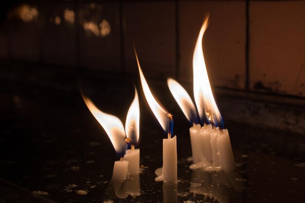 Brandende kaarsen geven licht in het donker