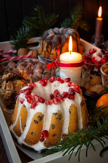 Brandende kaarsen, granaatappelcake en verschillende zoetigheden