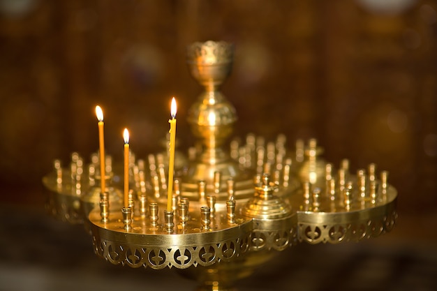 Brandende kaarsen in de orthodoxe kerk