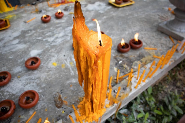 Brandende kaarsen in de tempel van Thailand