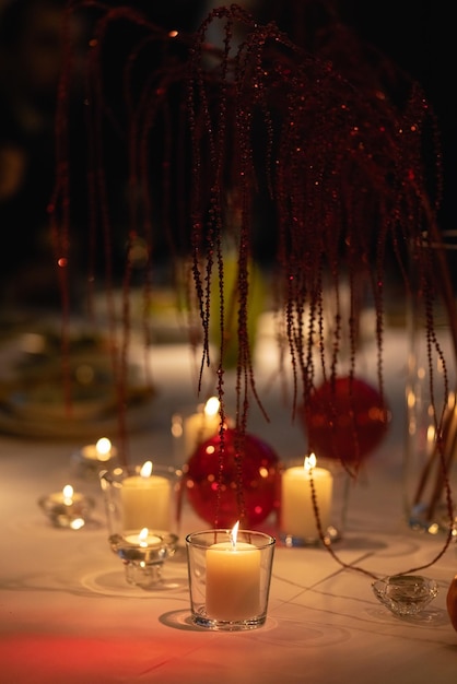 brandende kaarsen op een tafel close-up