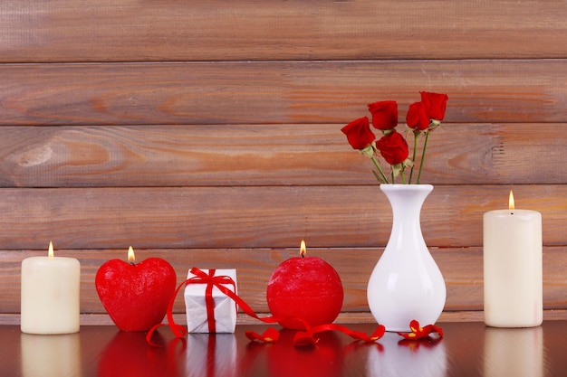 Brandende kaarsen voor Valentijnsdag, bruiloften, evenementen met liefde.