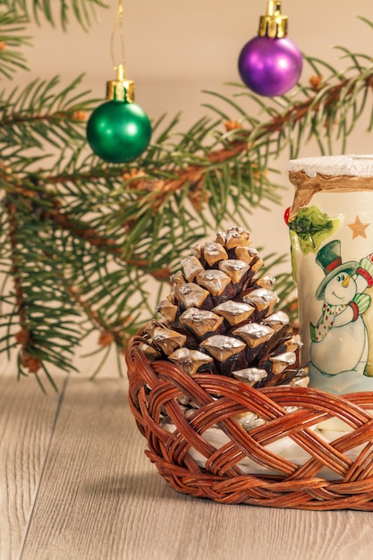 Brandende kaarskegels en natuurlijke dennentakken met kerstballen