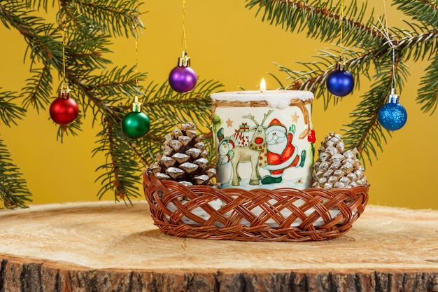 Brandende kaarskegels en natuurlijke dennentakken met kerstballen