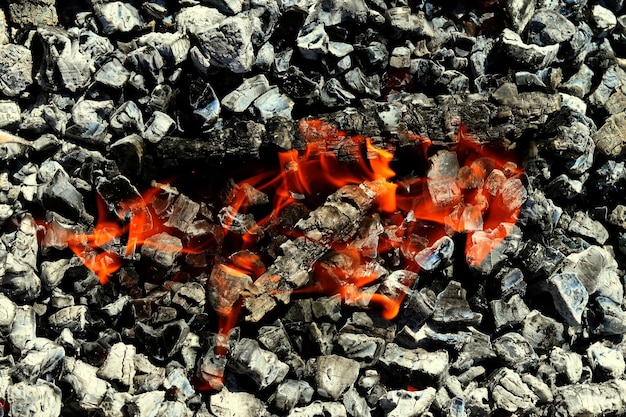 Brandende kolen in het bovenaanzicht van de grill