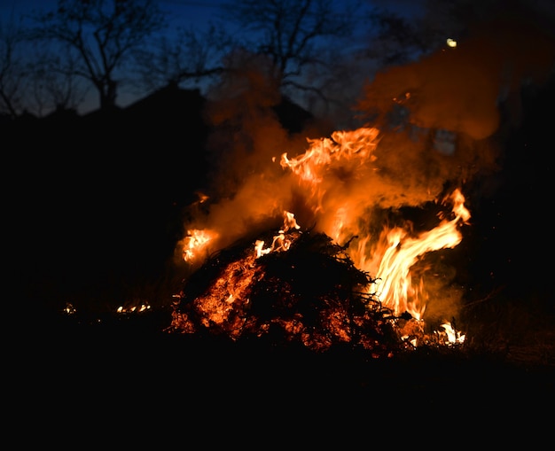 Foto brandende stapel hooi in het dorp