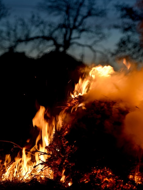 Brandende stapel hooi in het dorp