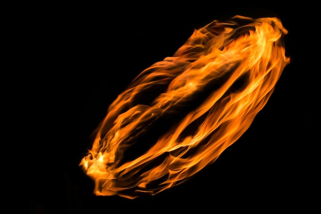 Foto brandende vlam draait rond op zwart