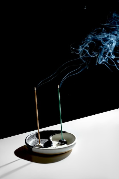 Foto brandende wierookstokken meditatie en aromatherapie
