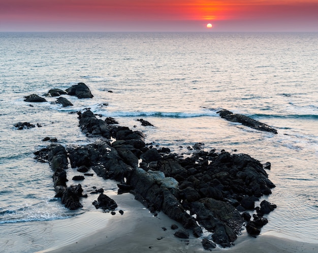 Brandende zonsondergang op het strand van Goan hd