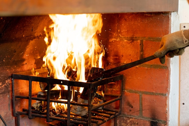 Brandhout brandende vuurvlammen op een Argentijnse barbecue