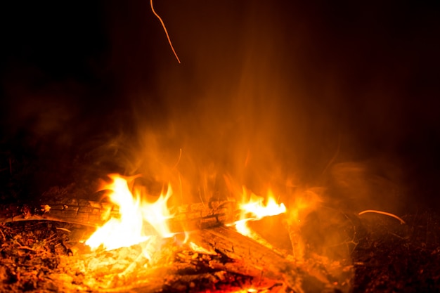 Brandhout in de nacht