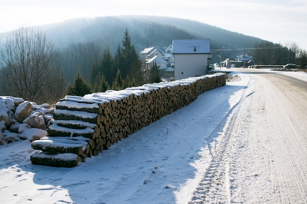 Brandhout log stacks langs de bosweg.