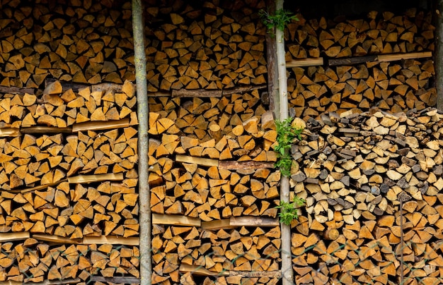 Foto brandhout op elkaar gestapeld voorbereidingen voor de winter