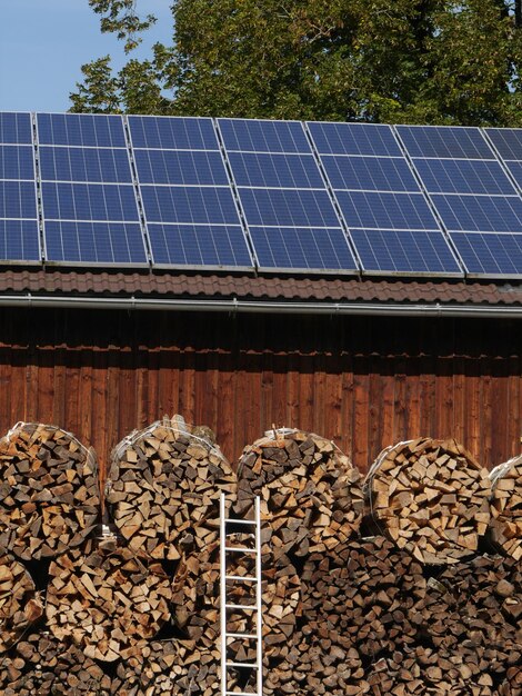 Foto brandhoutbundels buiten de schuur