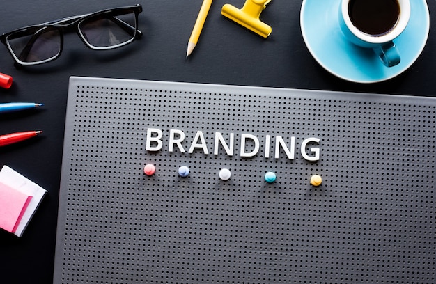 Foto testo di branding sulla scrivania moderna creatività aziendale marketing e strategia per il successo niente persone