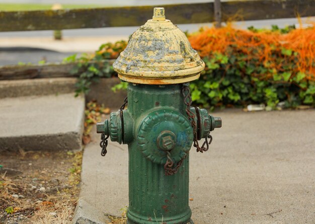 Foto brandkraan in een stadsstraat, een cruciaal icoon van veiligheid en paraatheid, symbool voor brandbestrijding